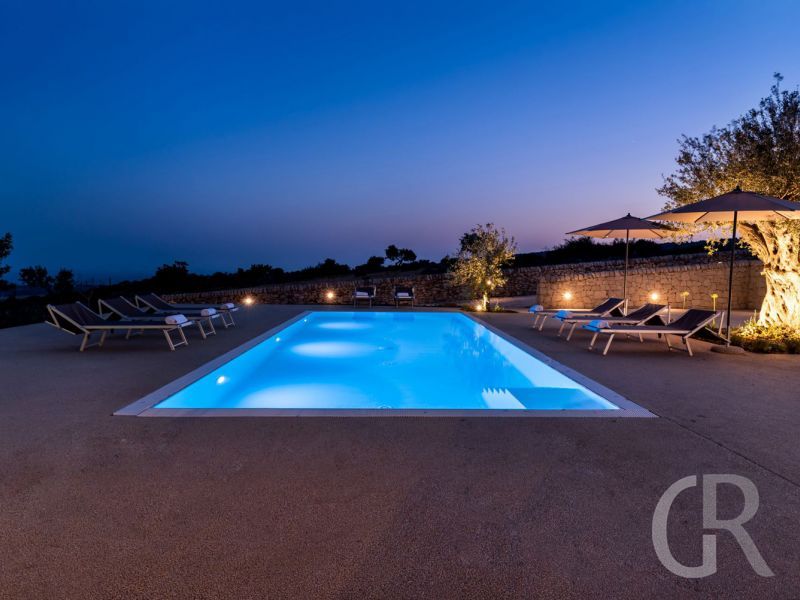 villa-auliva-beleuchteter-pool.jpg