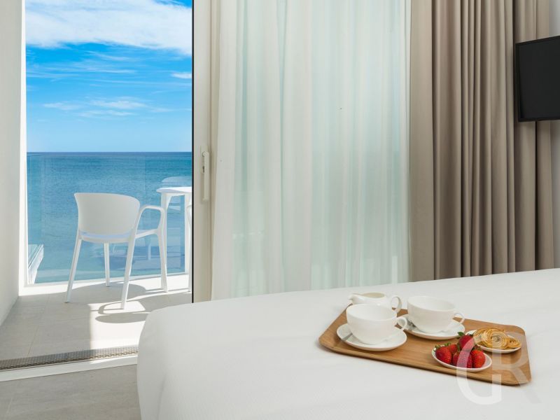 villa-bedda-matri-weisses-bett-und-blick-ins-freie.jpg
