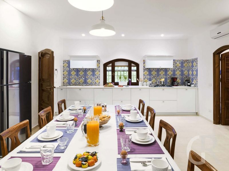 villa-blue-moon-der-tisch-laedt-ein.jpg