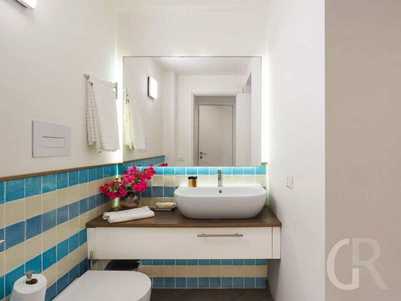 villa-blumarine-waschbecken-im-bad-und-spiegel.jpg