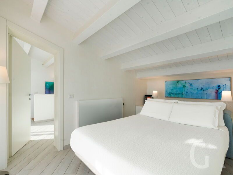 villa-blumarine-weisses-doppelbett.jpg