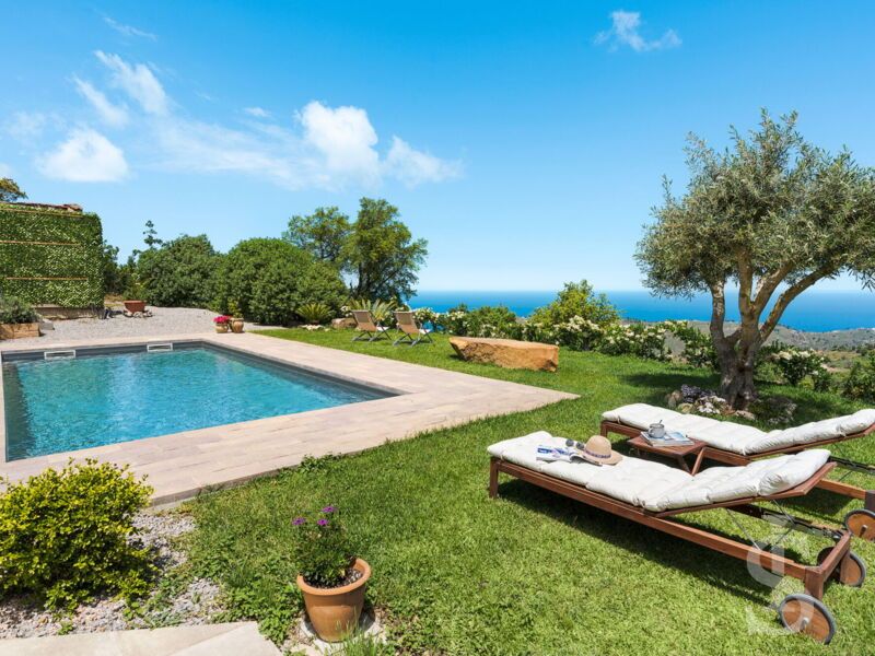 villa-casita-schwimmbad-und-sonnenliegen.jpg