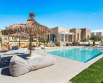villa-castalia-blick-auf-den-pool-und-den-berg.jpg