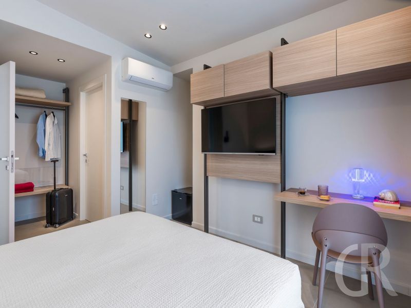 villa-castalia-schrankwand-im-schlafzimmer.jpg
