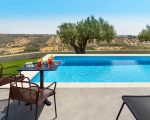 villa-colle-verde-pool-mit-blick-in-die-umgebung.jpg