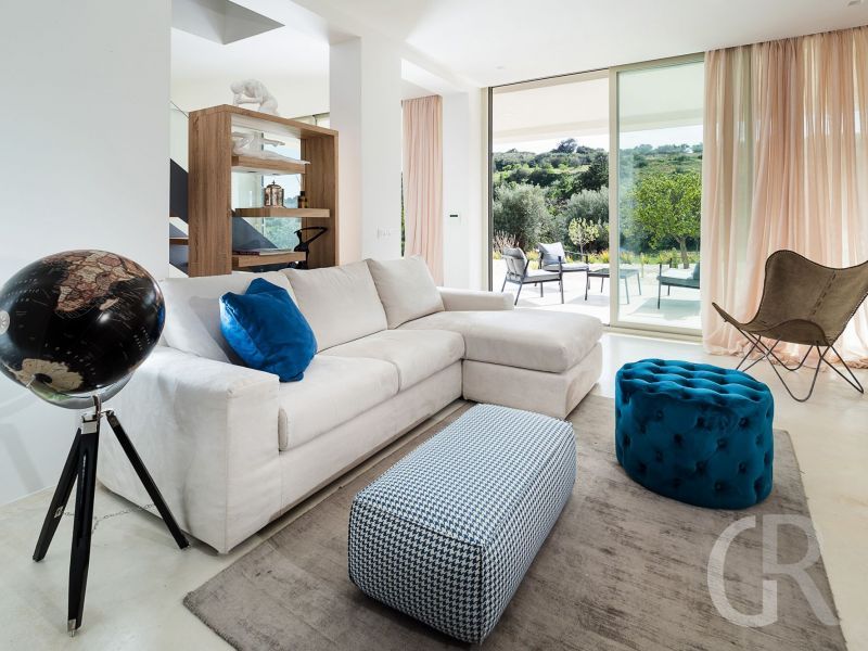 villa-contrada-weisses-sofa.jpg