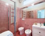 villa-coralia-badezimmer-in-rosa.jpg