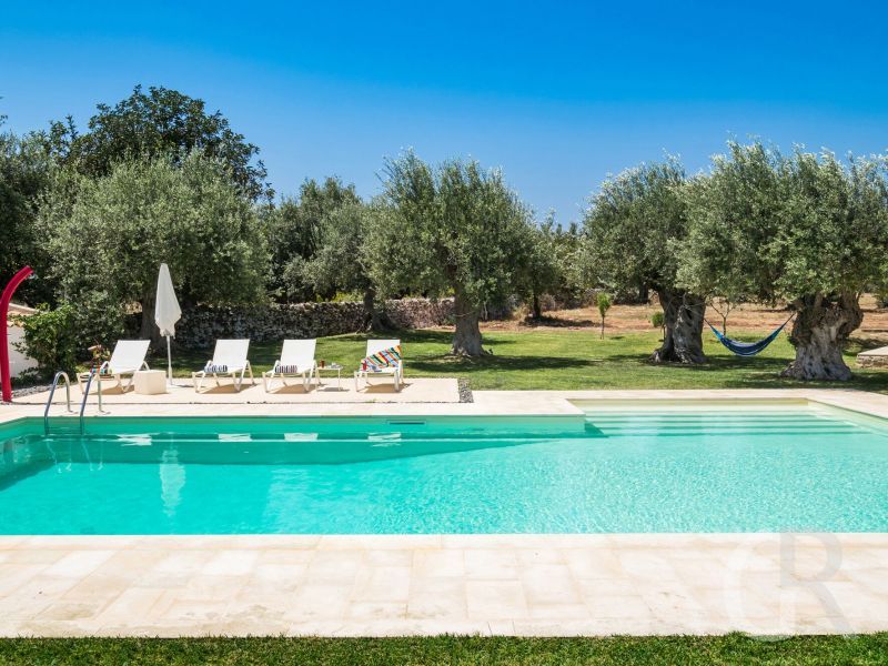 villa-corte-moscata-sonnenliegen-am-pool.jpg