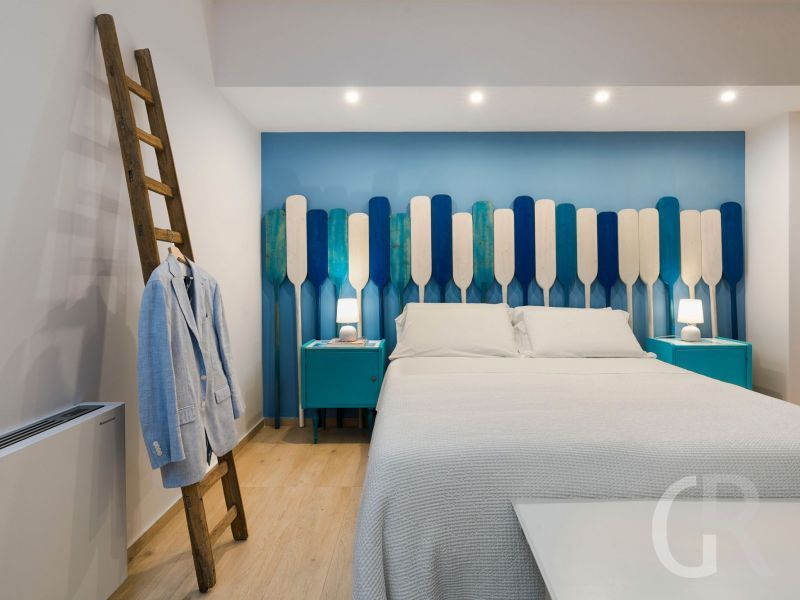 villa-dafne-doppelbett-in-weiss-blau.jpg