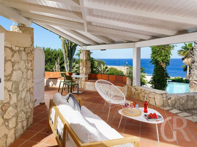 villa-del-mito-ueberdachte-terrasse-mit-sitzgruppe.jpg