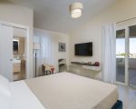 villa-diletta-doppelbett-und-tv.jpg