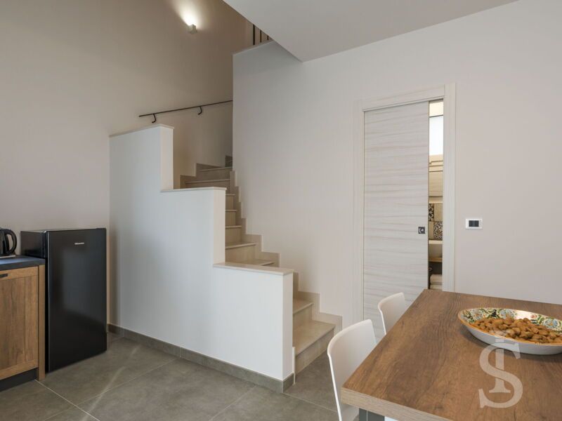 villa-dimora-bufalefi-appartement-blick-zum-bad-und-zur-treppe.jpg