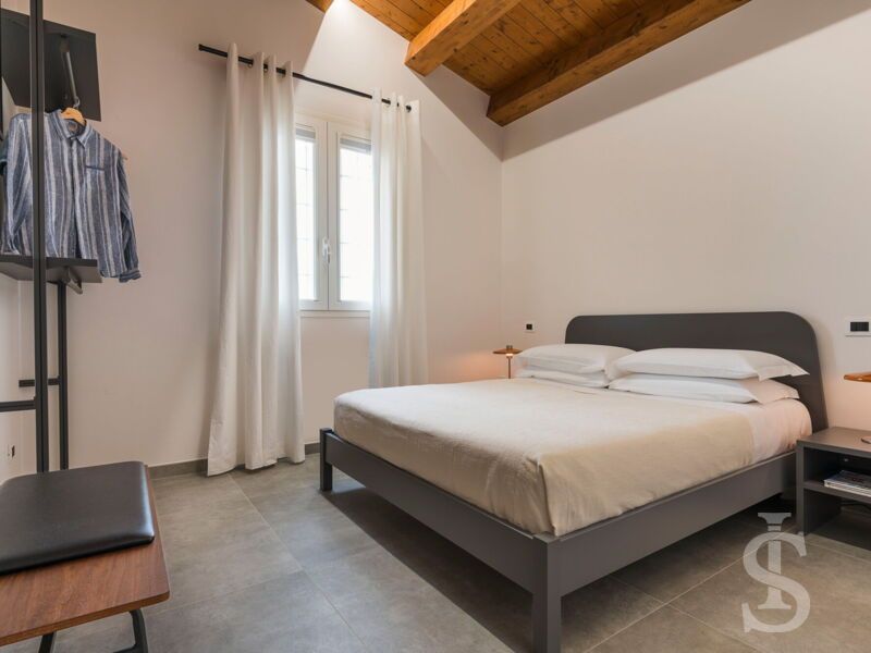 villa-dimora-bufalefi-schlafzimmer-mit-doppelbett-im-ersten-stock.jpg