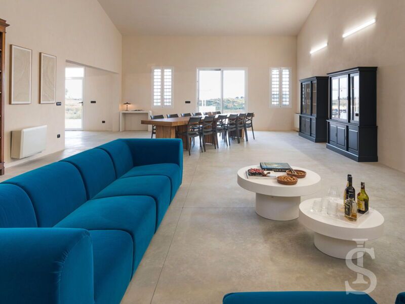 villa-dimora-bufalefi-wohnbereich-innen-seitliche-ansicht.jpg