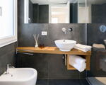 villa-dolce-vita-badezimmer-mit-waschbecken.jpg