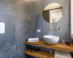 villa-dolce-vita-badezimmer-mit-waschbecken-und-spiegel.jpg