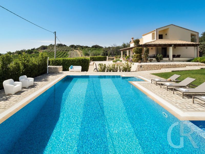 villa-dora-pool-mit-ferienhaus.jpg