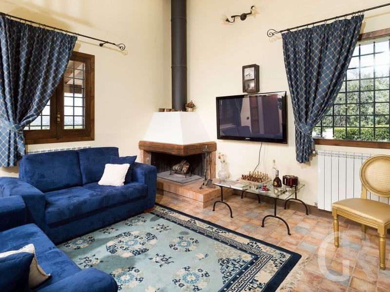 villa-dora-wohnzimmer-mikt-kamin.jpg