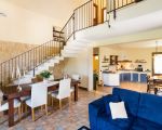 villa-dora-wohnzimmer-mit-treppe.jpg