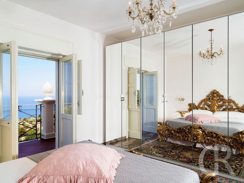 villa-estella-schlafzimmer-mikt-spiegelschrank.jpg
