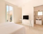 villa-federica-schlafzimmer-mit-tv-und-angrenzendem-bad.jpg