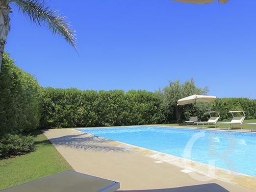 villa-flora-pool-mit-liegen.jpg