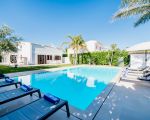 villa-flora-pool-mit-sonnenliegenjpg.jpg