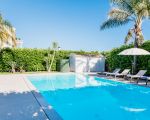 villa-flora-pool-mit-sonnenschirmjpg.jpg