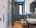 villa-gianos-bad-mit-waschbecken-und-dusche.jpg