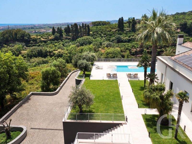 villa-gianos-blick-auf-garten-und-ferienhaus.jpg