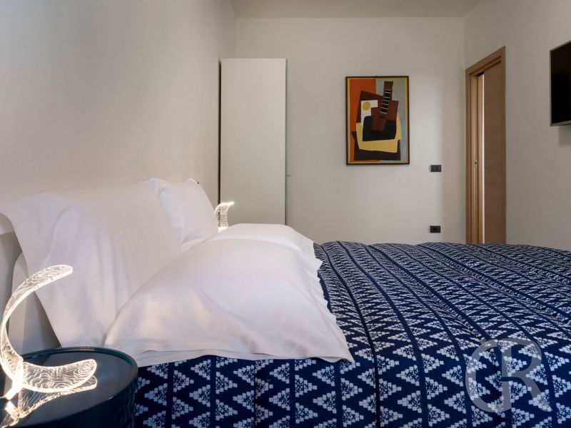villa-giglio-di-mare-grosses-blaues-bett.jpg