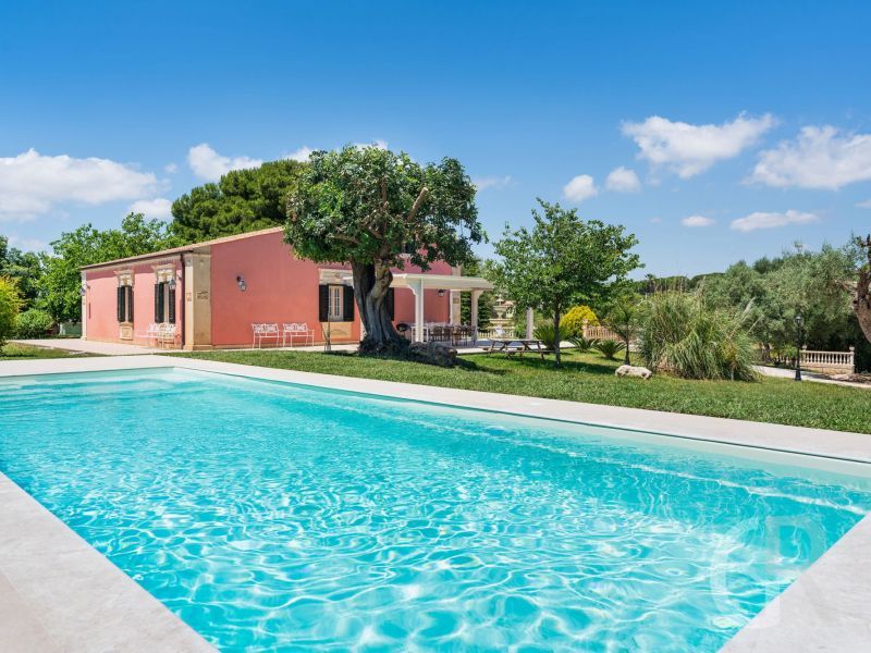 villa-gira-sole-pool-und-haus.jpg