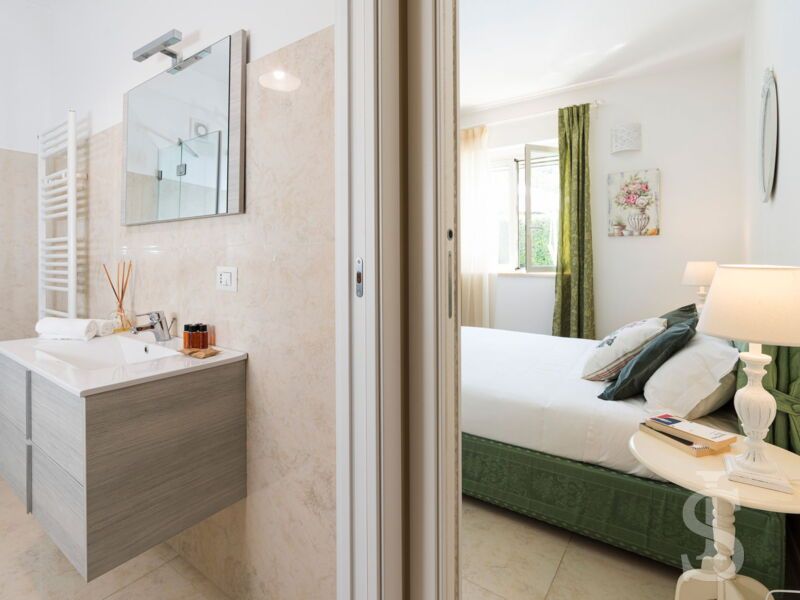 villa-giutitta-blick-ins-bad-und-schlafzimmer.jpg