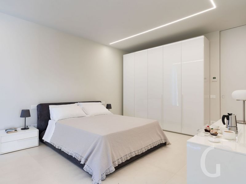 villa-greta-grosses-doppelbett-im-schlafzimmer.jpg