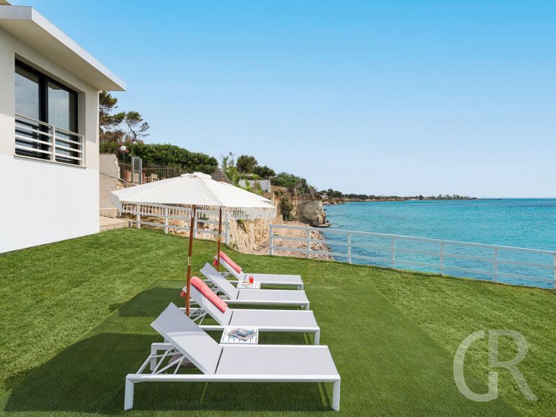 villa-hermes-asonnenliegen-am-meer.jpg