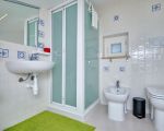villa-ibla-dusche-und-wc.jpg