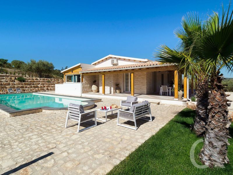 villa-kika-mit-pool.jpg