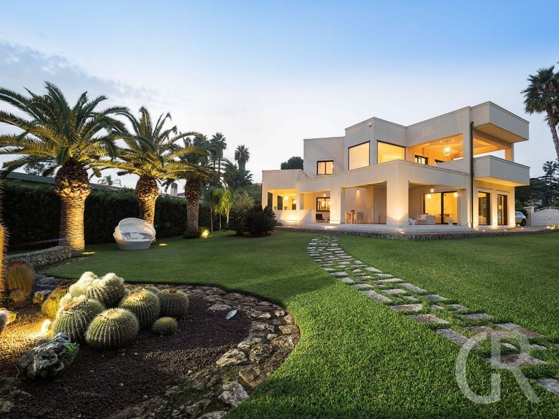 villa-la-plage-villa-am-abend.jpg