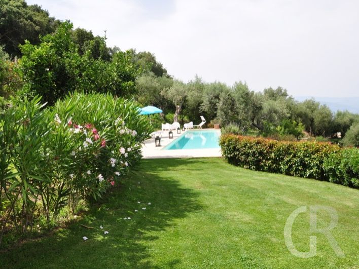 villa-laura-blick-vom-haus-zum-pool.JPG