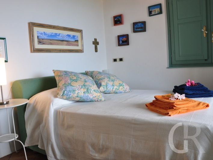 villa-laura-schlafzimmer-mit-doppelbett.JPG