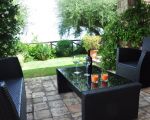 villa-laura-terrasse-hinter-dem-ferienhaus.JPG