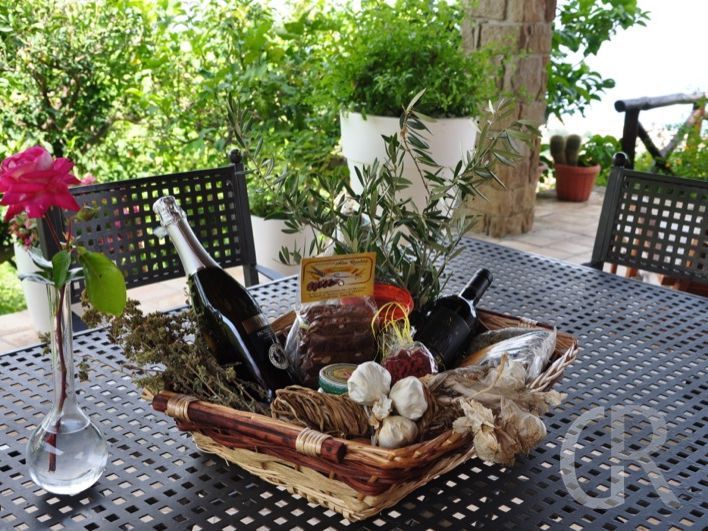villa-laura-ueberdachte-terrasse-am-haus.JPG