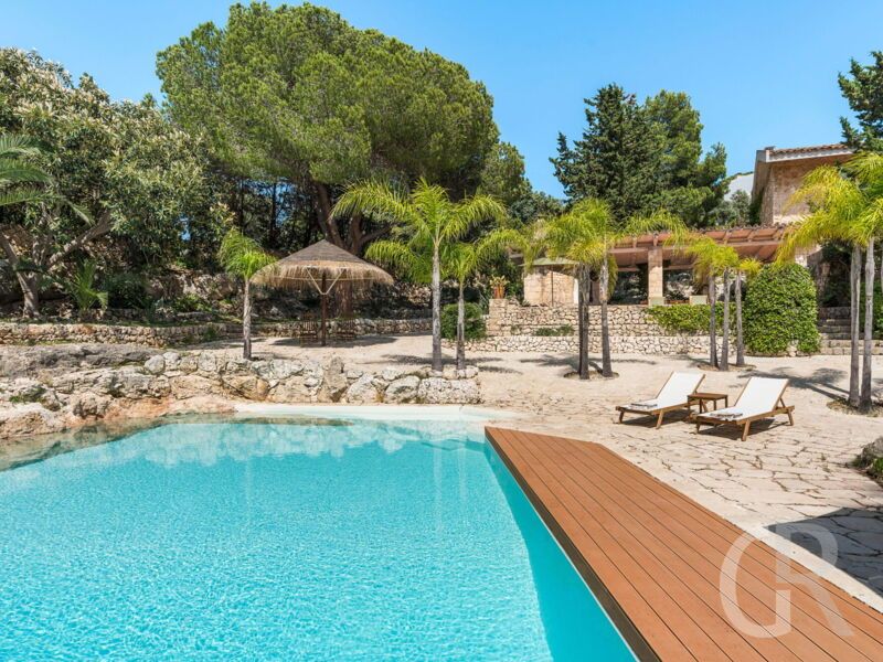 villa-maddalena-pool-und-sonnenliegen.jpg