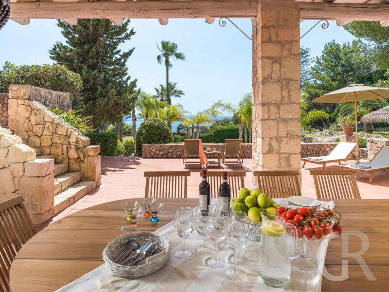villa-maddalena-runder-esstisch.jpg
