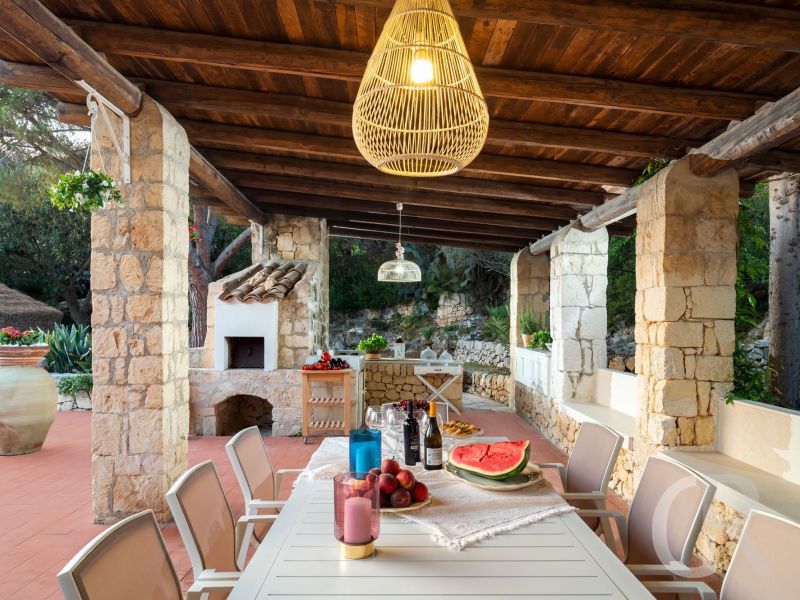 villa-maddalena-terrasse-mit-sommerkueche-und-grossem-tisch.jpg