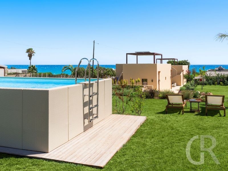 villa-magnolia-pool-und-rasen.jpg