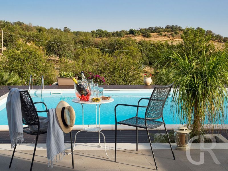 villa-mara-sitzplatz-am-pool.jpg