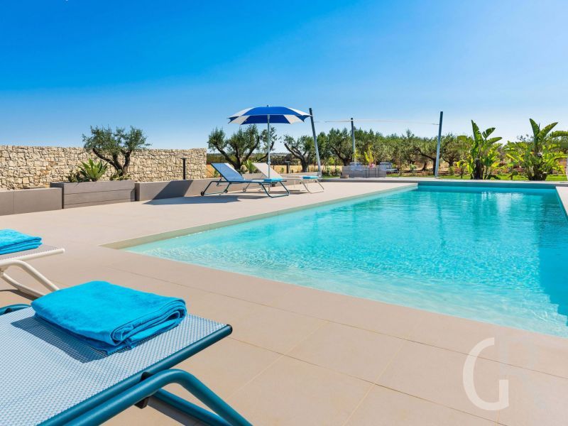 villa-mia-pool-mit-sonnenliegen.jpg