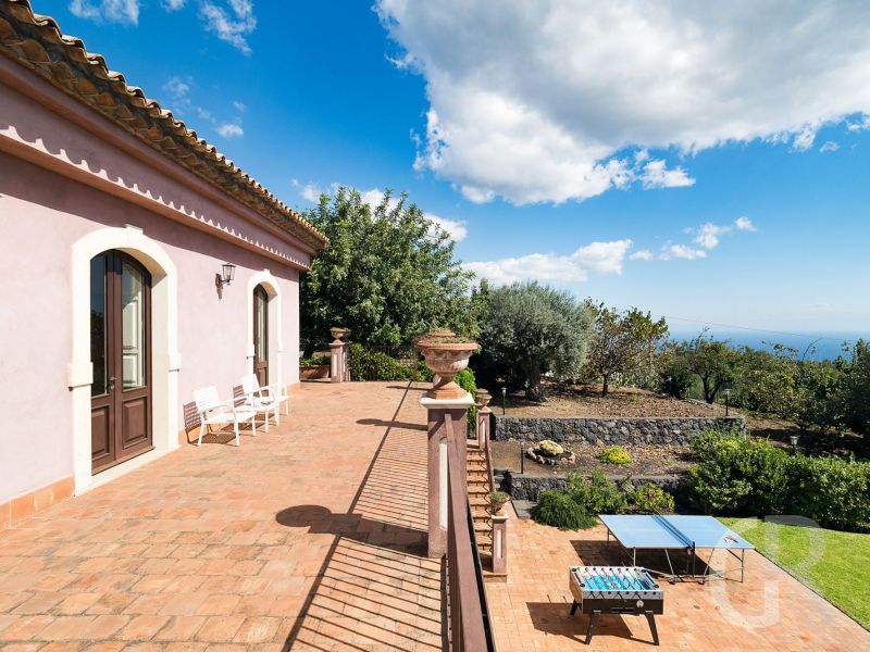 villa-mila-terrasse-am-haus.jpg