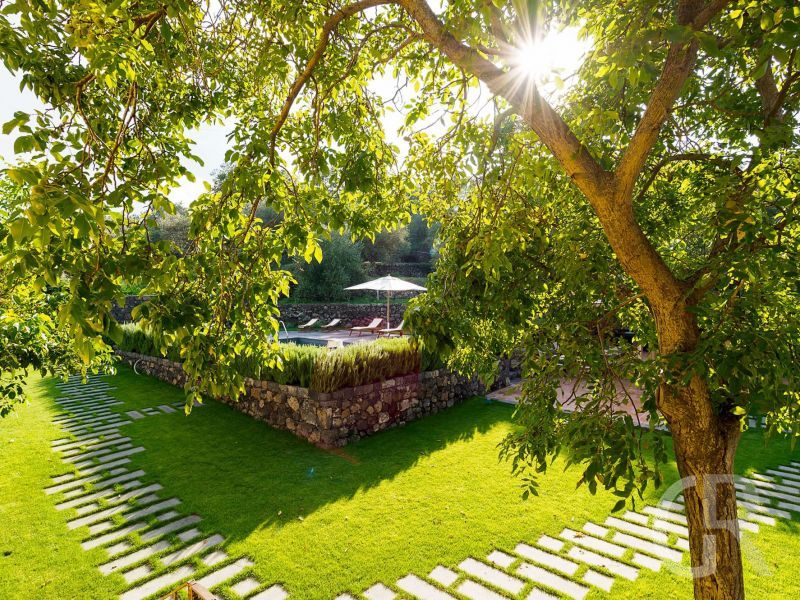 villa-nerello-blick-in-den-garten.jpg